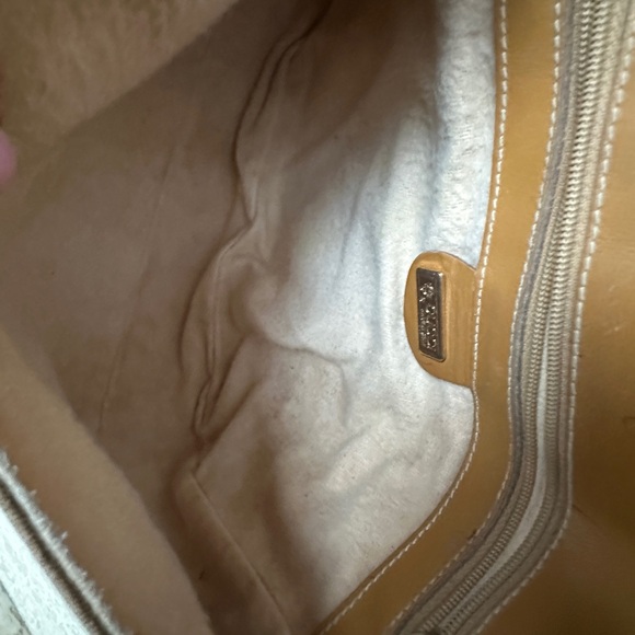 Authentic Gucci Leather Crossbody/Shoulder Bag. - Picture 11 of 14